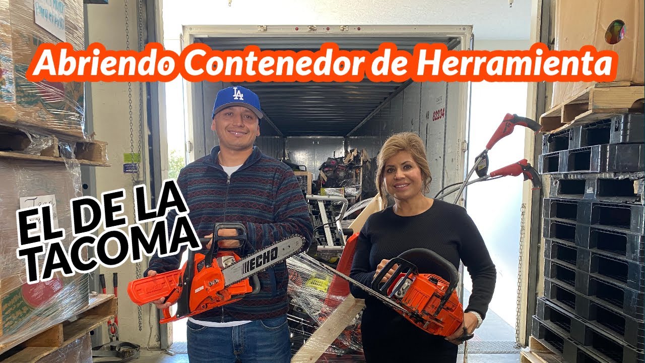 El De La Tacoma Abriendo Contenedor de Herramienta