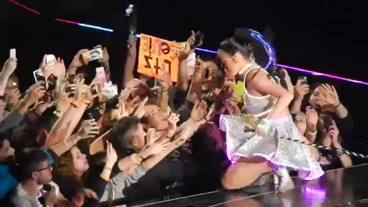 Katy Perry - This moment / Love me (Prismatic World Tour) -  21.02.2015 Live in Milan