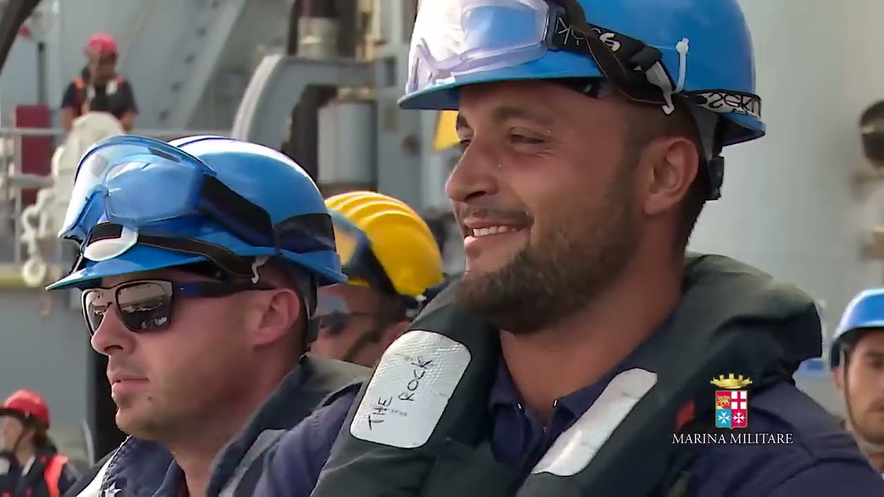Manovra di seggiovia tra la fregata FREMM #Bergamini F590 e la rifornitrice di squadra #Etna