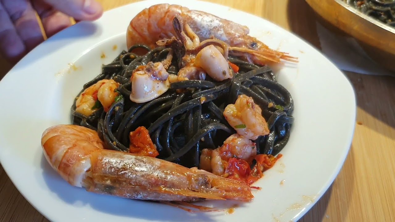 Espaguetis Nero di Sepia con Calamares y Gambas - ✅ Pasta nero di sepia receta