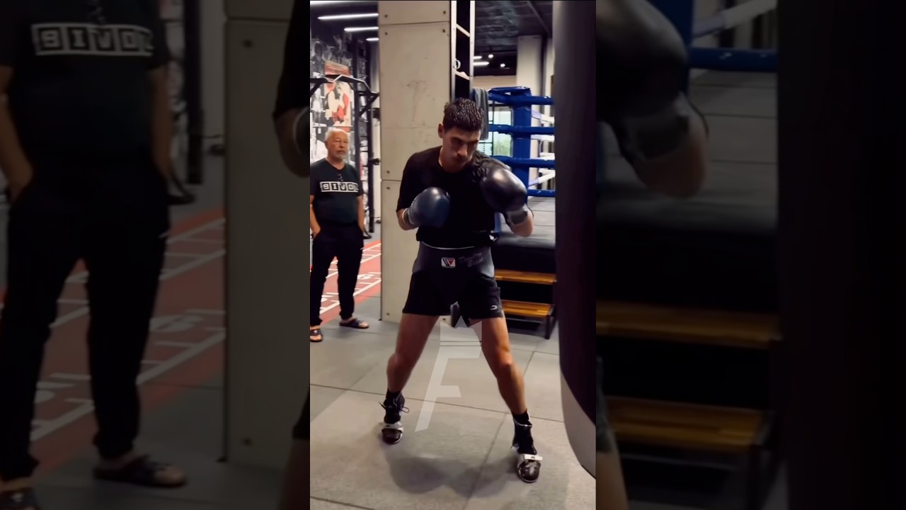 Dmitry Bivol looking SMOOTH on the heavy bag #dmitrybivol #bivol #boxing