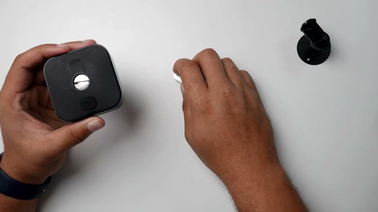 Как заменить батарейки в наружной камере Blink