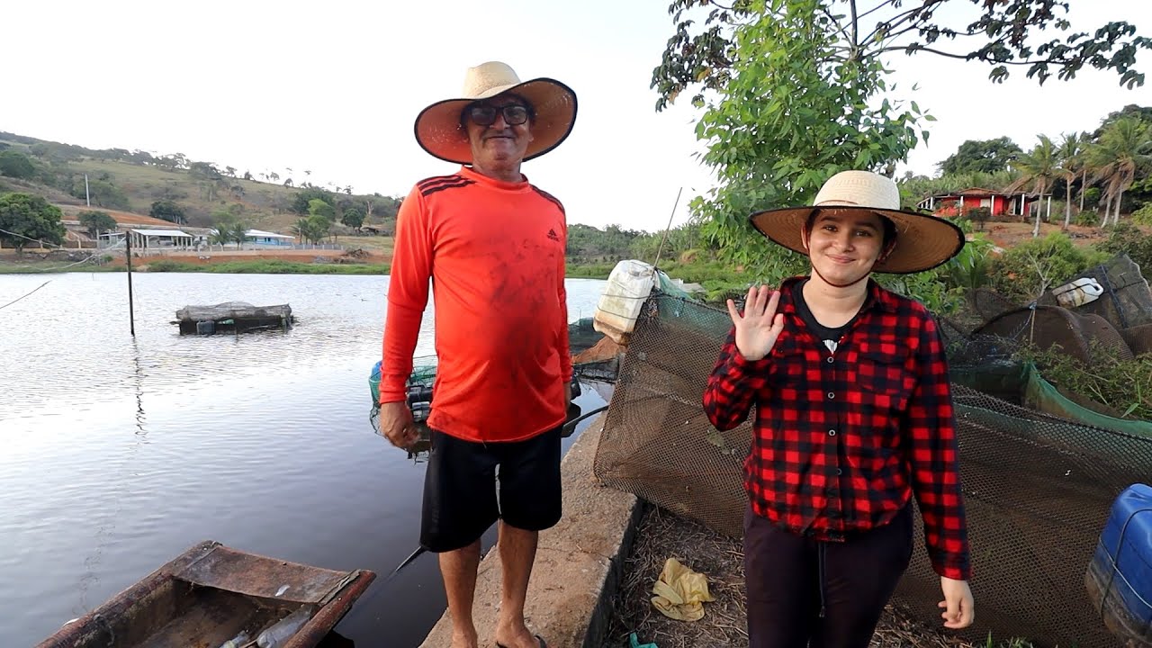 AJUDANDO PAULINA A CONSERTAR O TANQUE-REDE DELA