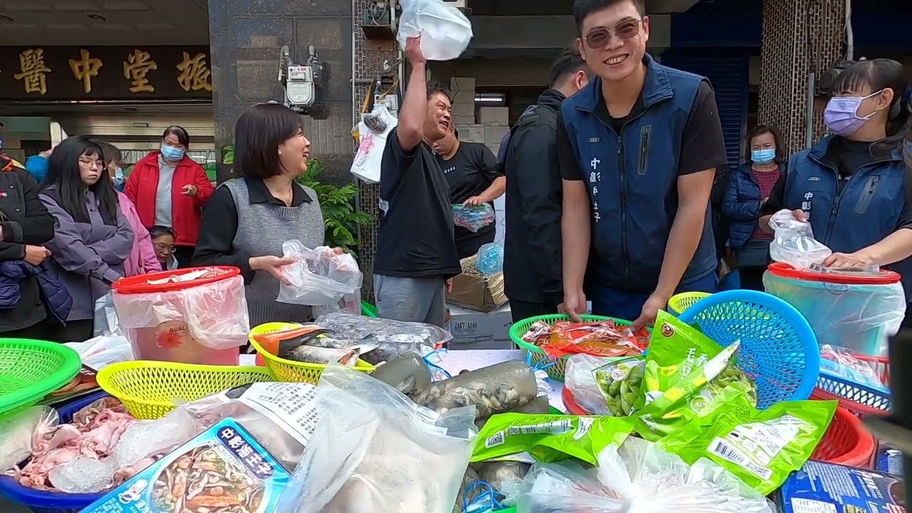 開始清攤亂賣了 快12點了啦 #中彰海王子 #烏日火車站 #海鮮叫賣 #海鮮拍賣