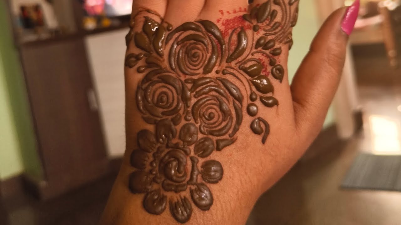 🌼 Henna lovers!What do you prefer?🖤 Arabic flow | 🤎 Indian detailing