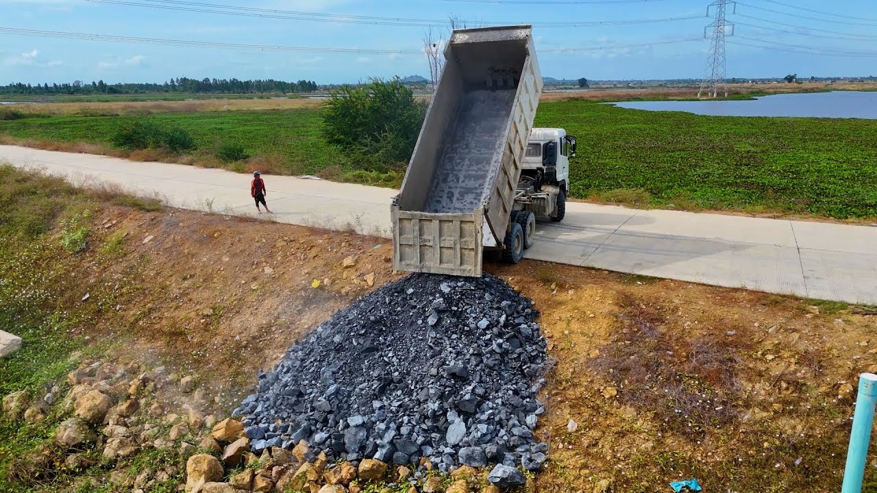 Launch a Fantastic Project! Use a SHANTUI dump truck and bulldozer to fill a deep pond in a flooded