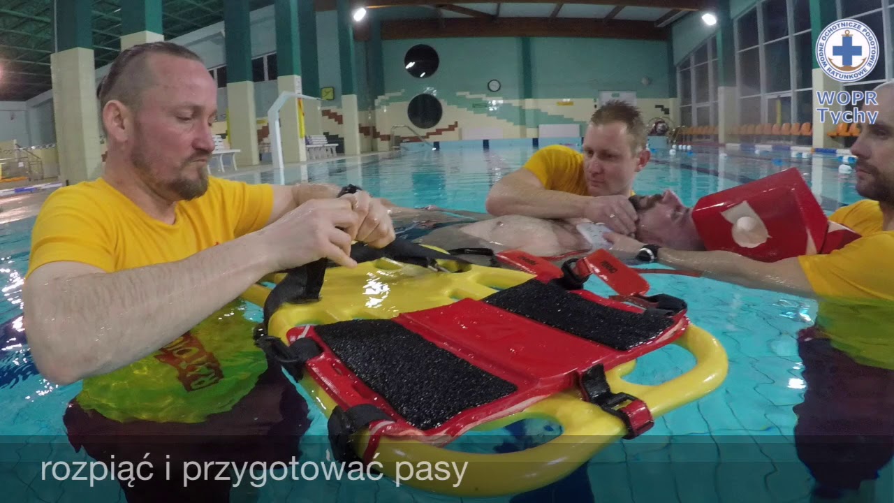 Akcja ratunkowa z deską ortopedyczną - woda płytka