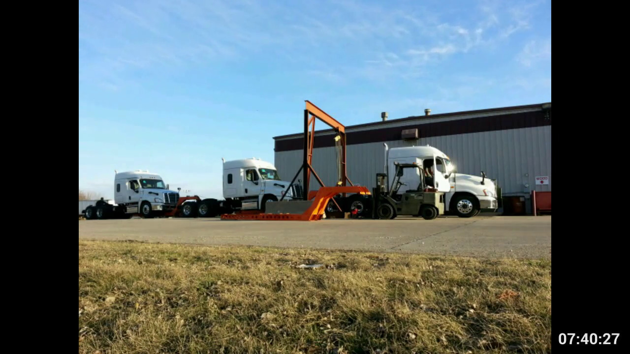 3 Way Z Boom Undecking New Freightliner Trucks TimeLapse