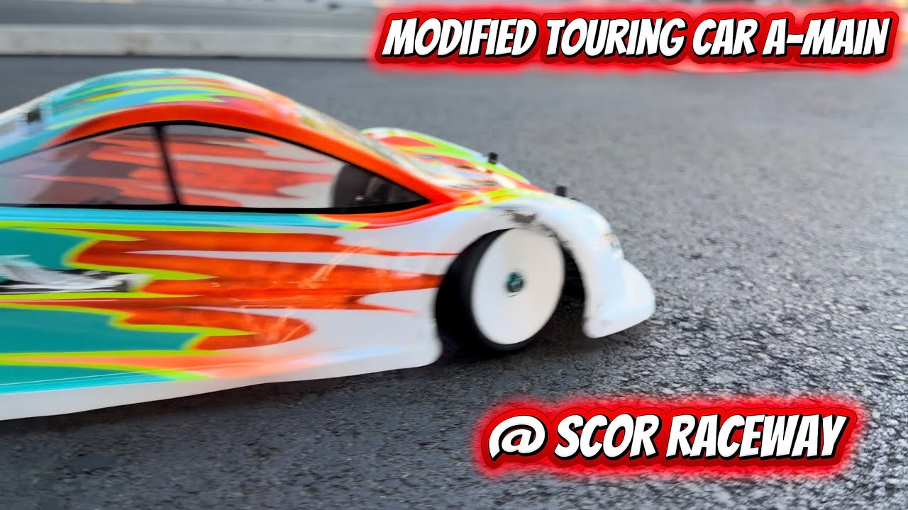 Гонки на модифицированных туристических автомобилях на трассе SCOR Raceway в Анахайме, Калифорния...