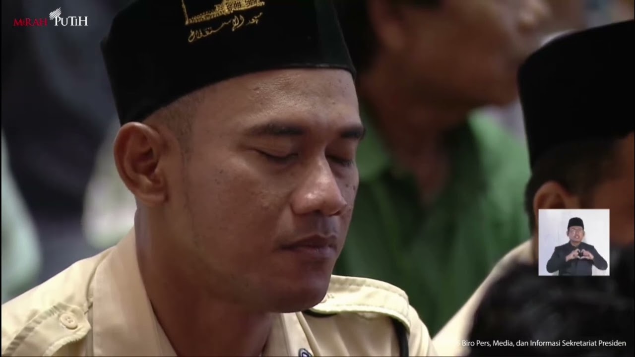 Koko Putih dan Peci Hitam, Presiden Prabowo Khusyuk Jalani Salat Idul Adha di Istiqlal