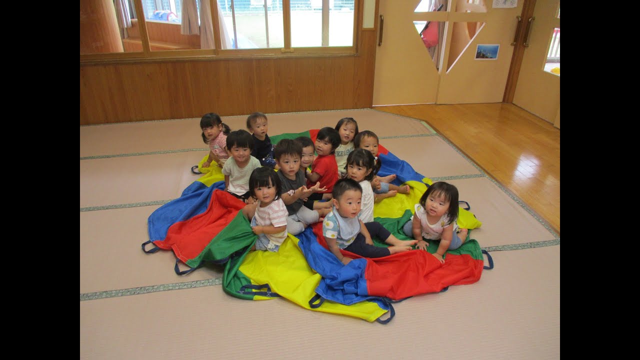 はちまんこども園・うさぎ組パラバルーンあそび！みんな笑顔で楽しんでいます。