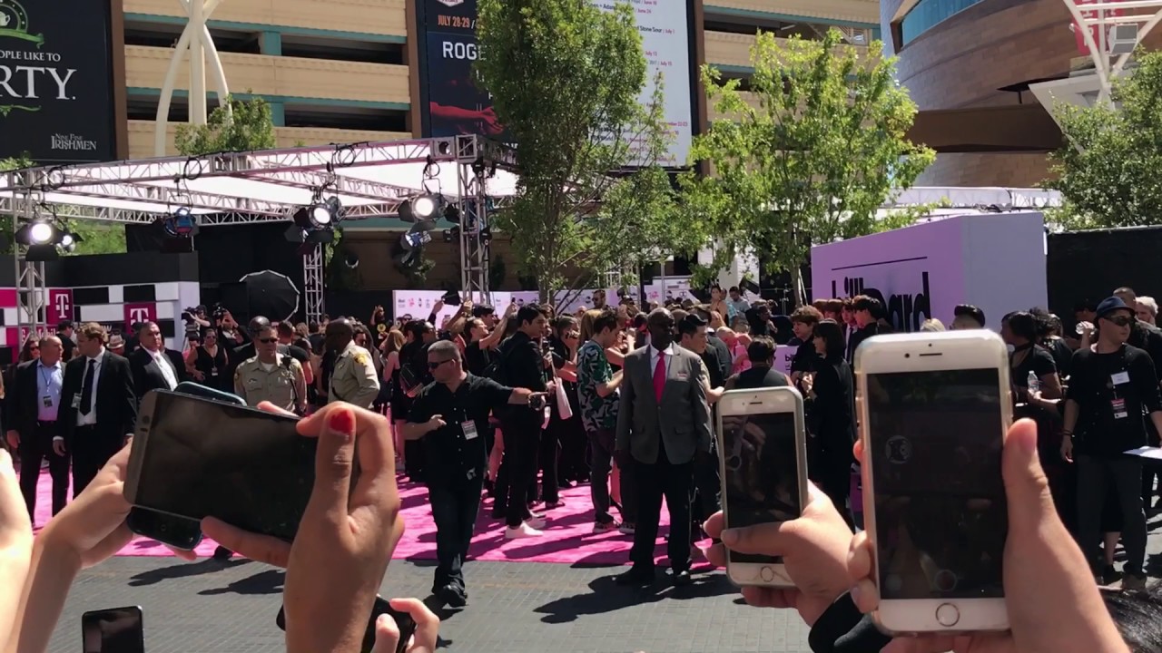 BTS (방탄소년단) @ Billboard Music Awards 2017 (BTSBBMAs Fanchant)