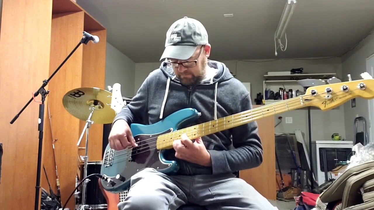 Flatwound vs. Roundwounds on a Fender Player Precision bass