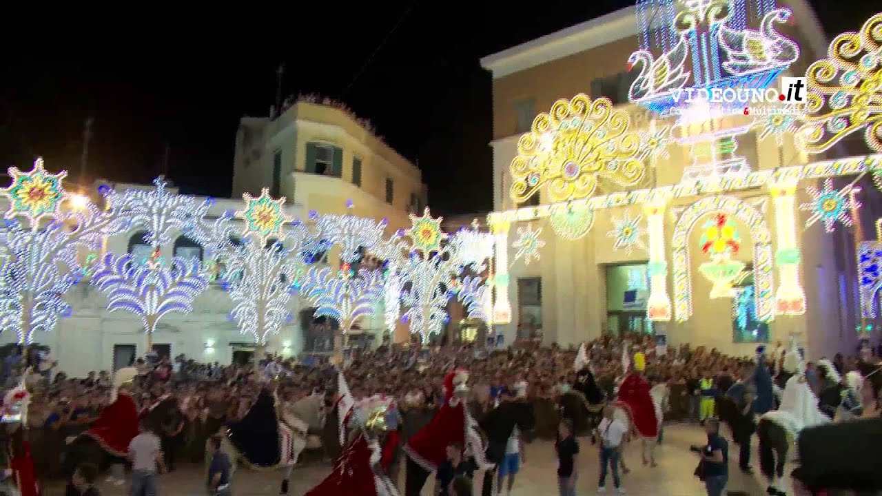 passaggio dei cavalieri e del carro in piazza vittorio veneto   festa della bruna 2014