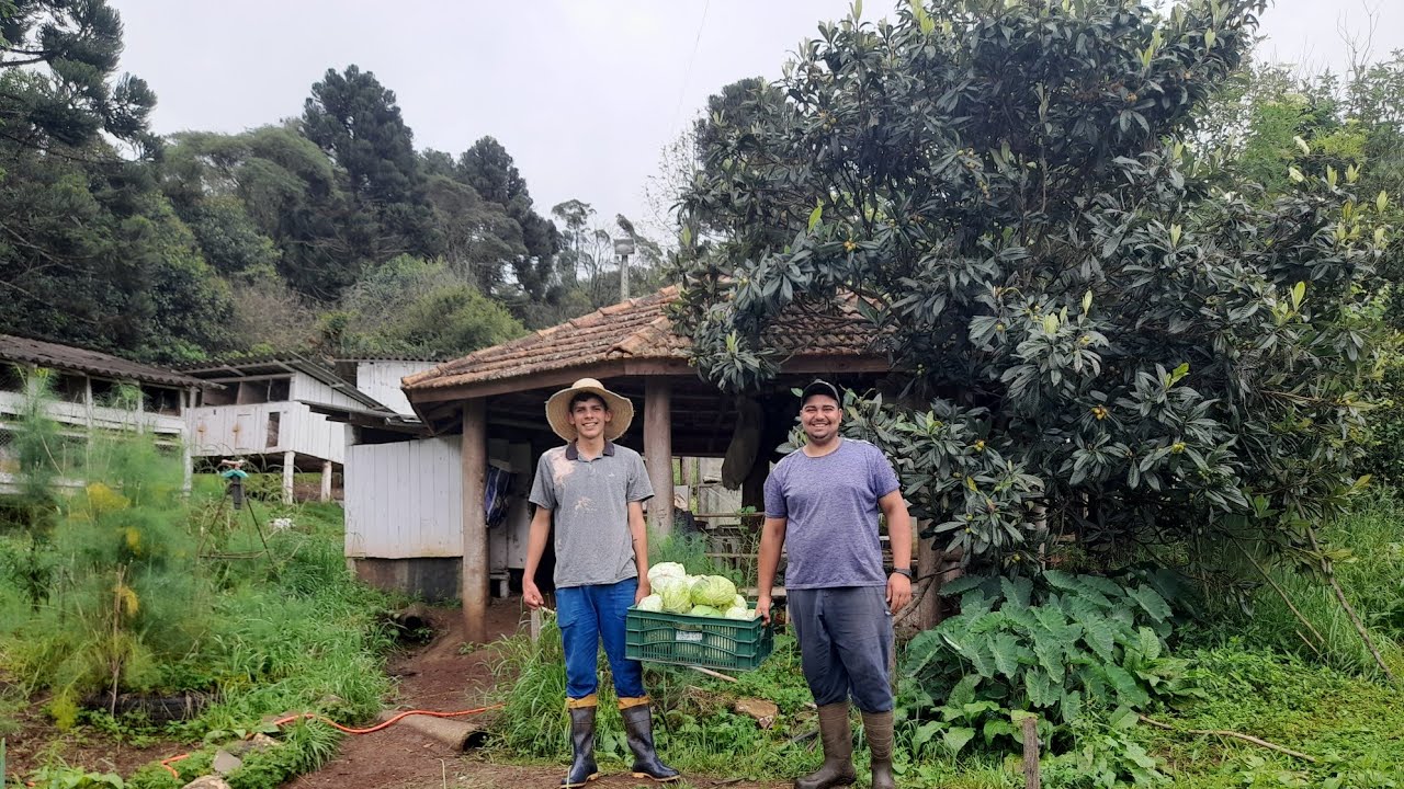 ELES CUIDAM DA PERMACULTURA E AINDA ESTUDAM NO COLÉGIO AGRÍCOLA