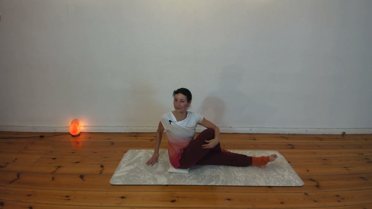 Drehsitz im Yoga mit Urvasi, Einführung, Ardha Matsyendrasana, One Leg Twist, TriYoga