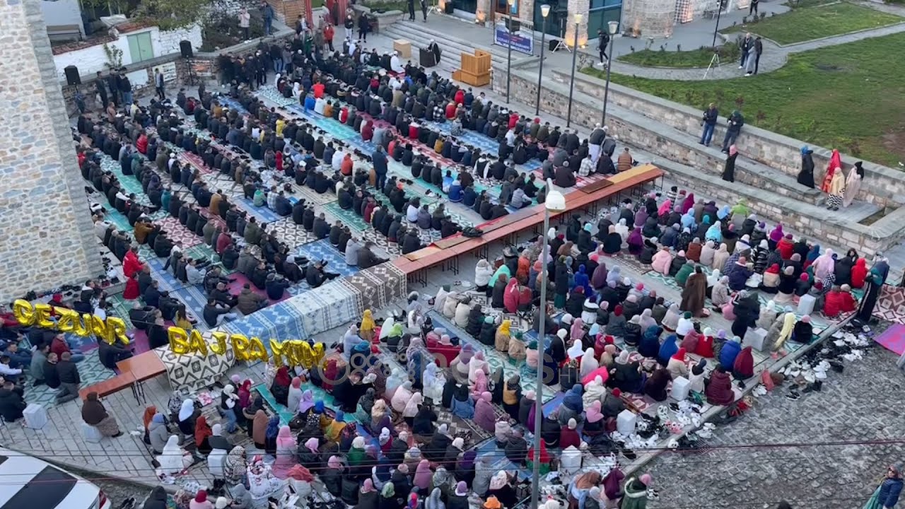 Besimtarët në Korçë falin namazin e Fitër Bajramit