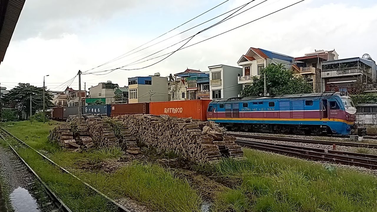 [457] D19E-946 kéo tàu hàng ASY22 vào ga Nam Định (9:34) (27/9/2025)
