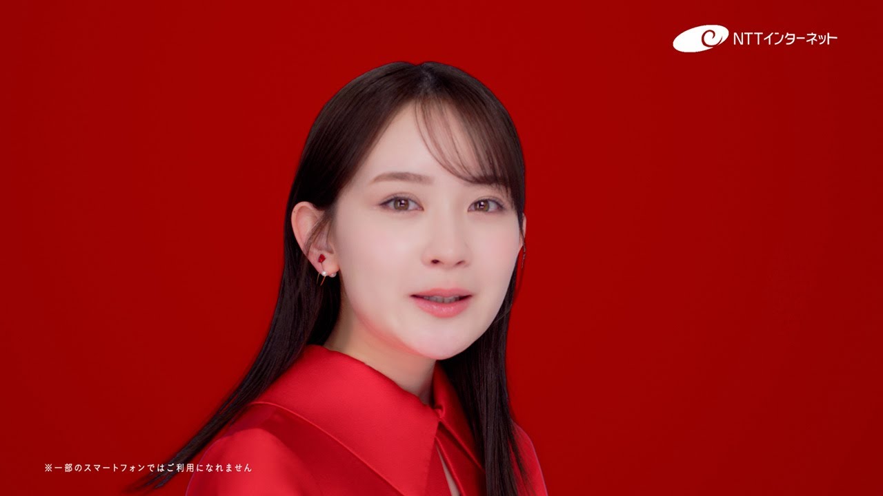 畑芽育、真っ赤な衣装に注目！　レジの店員とコミカルな掛け合いも　「マイペイメント」新CM「マイペイメント支払い」編