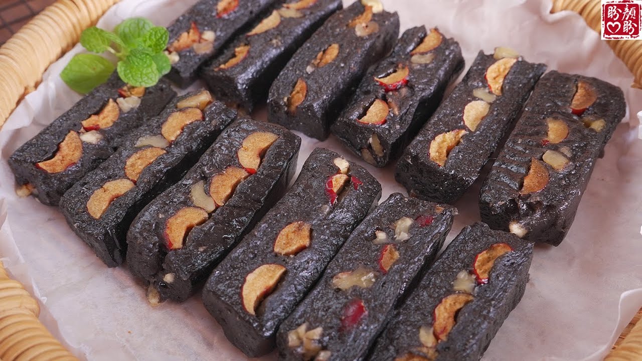 黑芝麻红枣核桃糯米糕，软糯Q弹，香味浓郁，非常的健康又好吃！Black sesame, red dates, walnuts, Glutinous rice cakes。