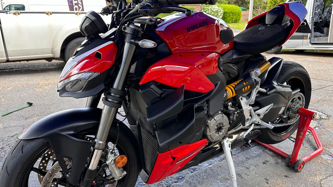 Ducati Streetfighter V2 annual detail