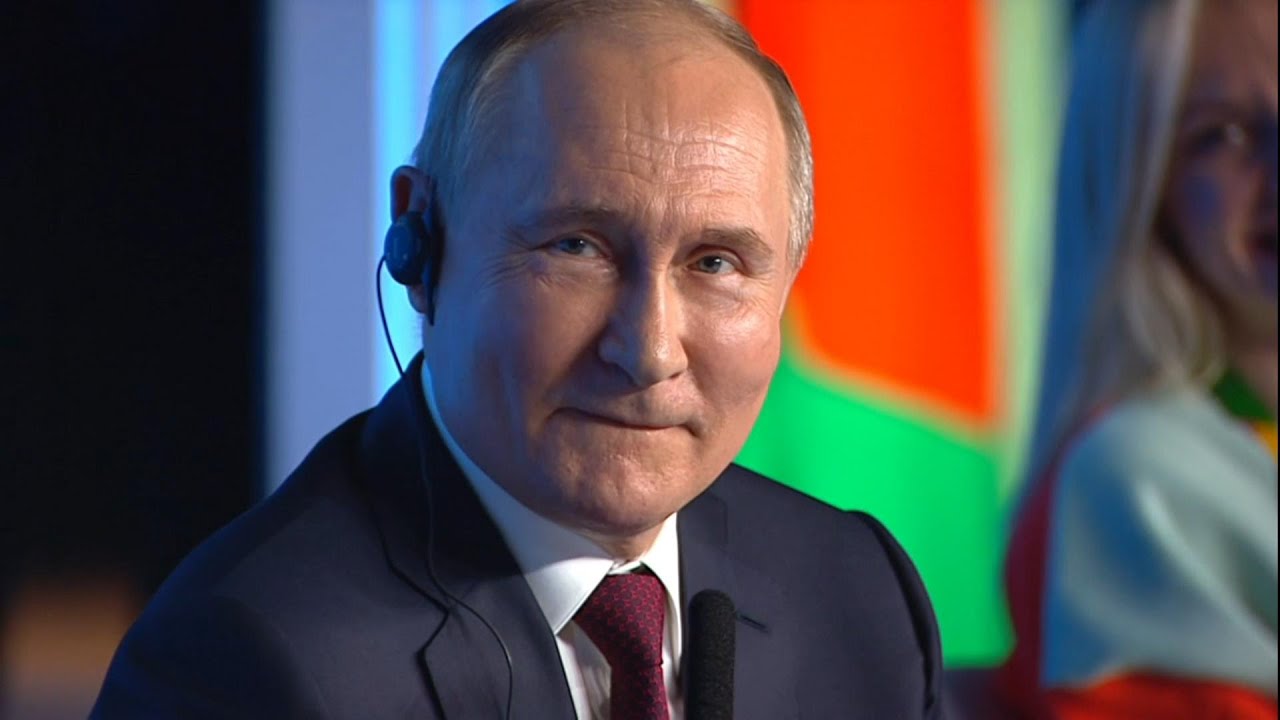 «А вы щипаться не будете?»: Молодой итальянец спросил у Владимира Путина, настоящий ли он