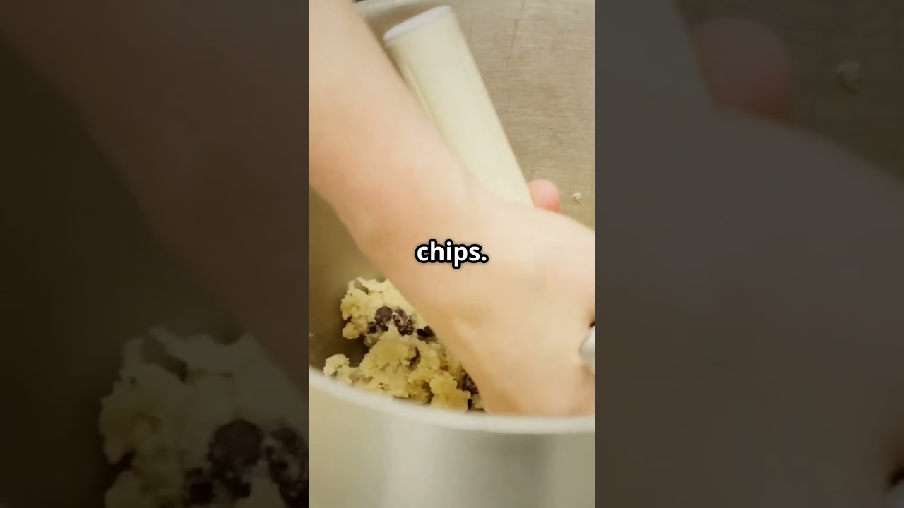 1-Minute Keto Chocolate Chip Cookie &ndash; Low-carb, gooey, and made in the microwave! #KetoWithMe