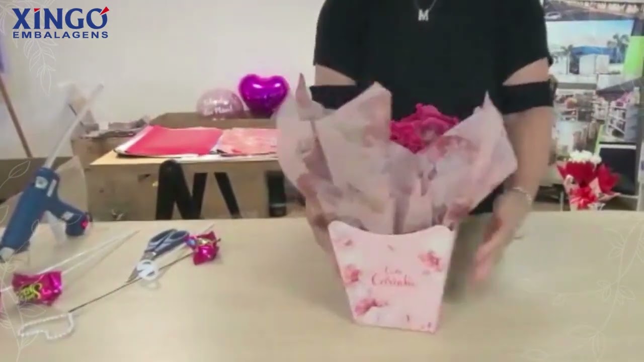 Aprenda a embalar vasos de flores para presente