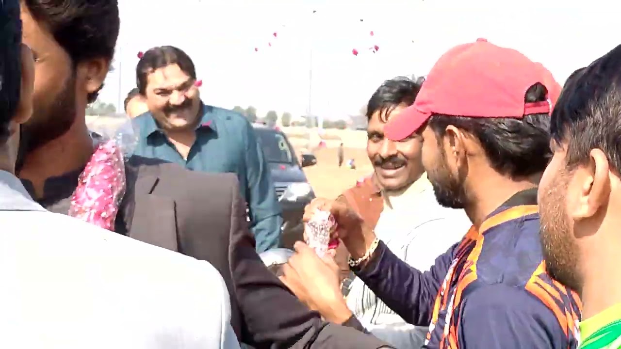 Khiladi mehmanon ka istaqbal kar rahe hain