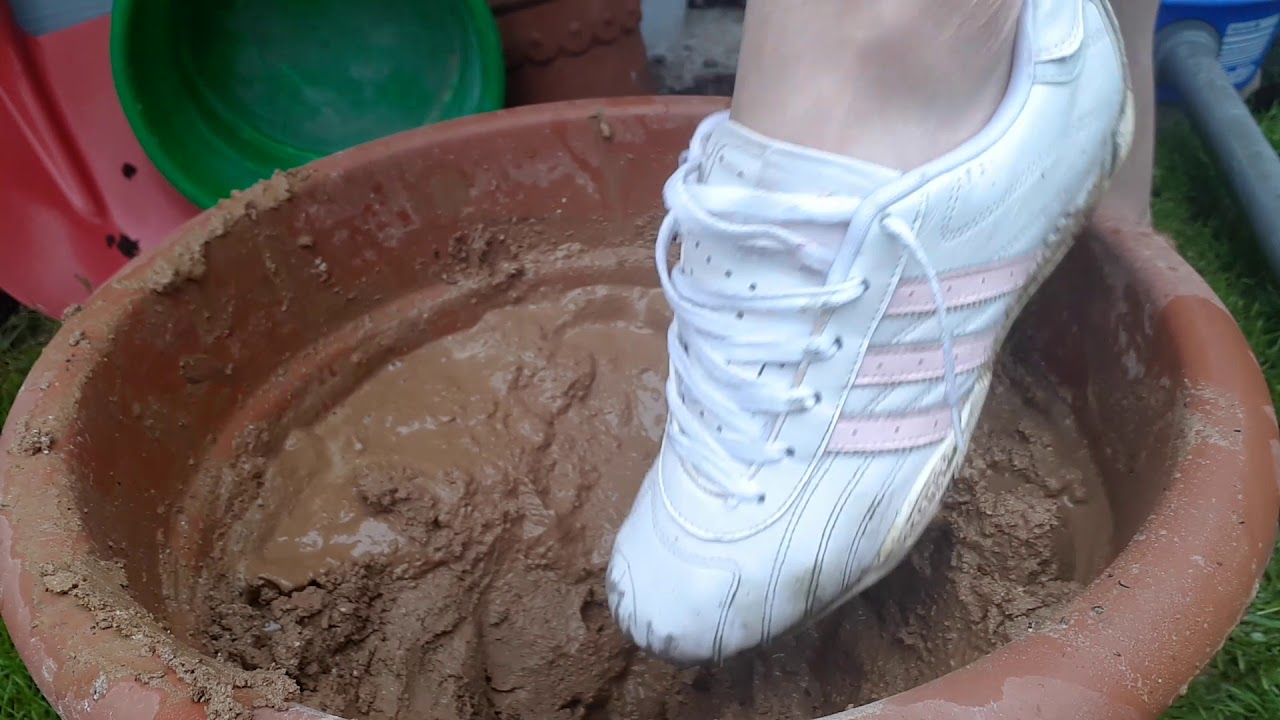 Adidas Schuhe mit Asche eingesaut.