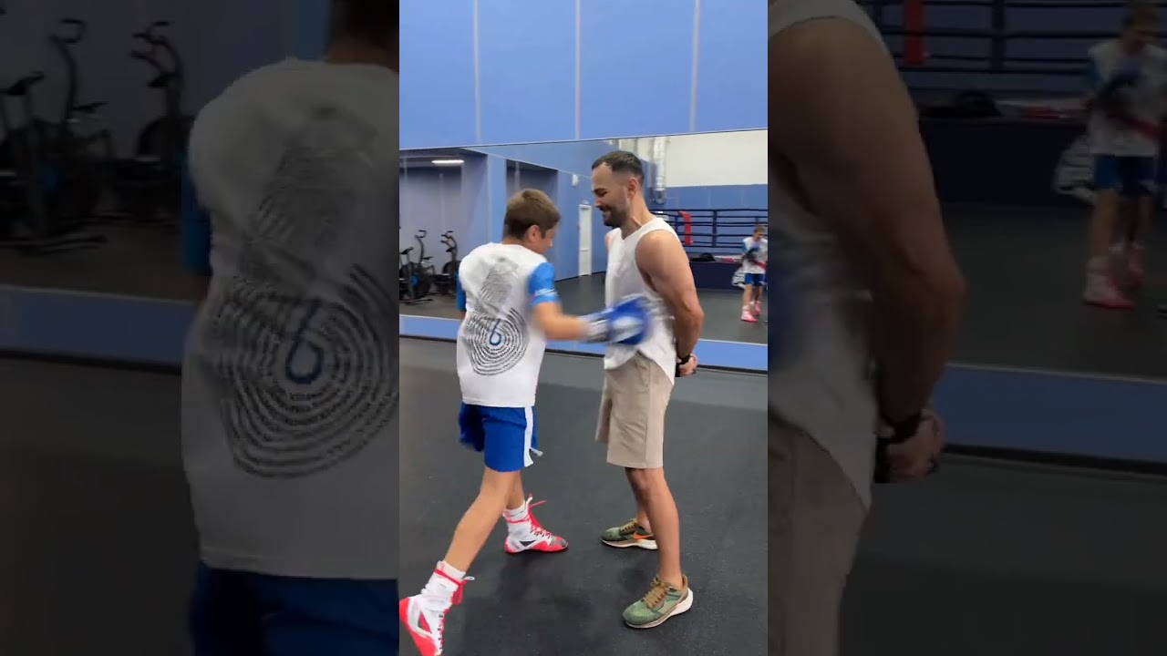 Младший брат пробивает пресс профессиональному боксеру Тиграну Узляну🥊 #бокс #спорт #boxing #sports