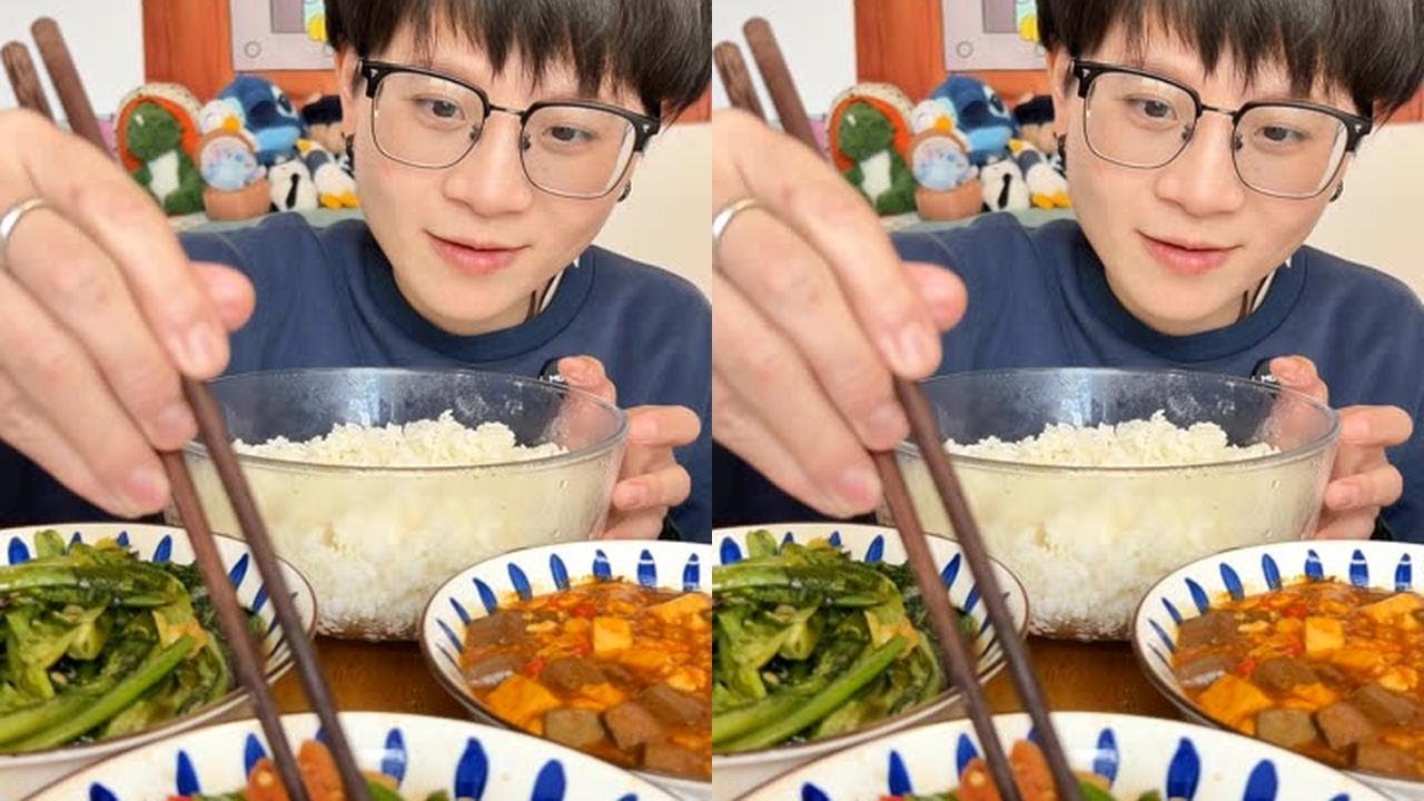 90后小学老师退休生活
开饭啦！新品菜系鸭血豆腐巨适合拌饭，还有超辣过瘾的农家一碗香，连蒜蓉油麦菜都好吃，简简单单又是一餐啦 #吃饭了 #美食 #干饭人 #分享日常