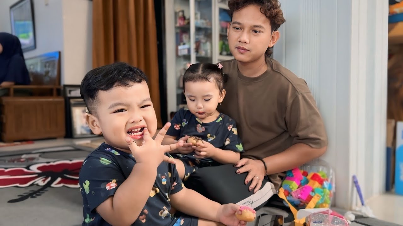 MAKAN DONAT !!! SI KEMBAR KELAPARAN HABIS JALAN JALAN PAGI😂