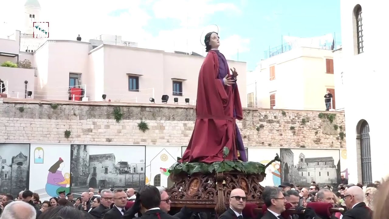 A Bari vecchia la processione dei Misteri, i 'portatori': 