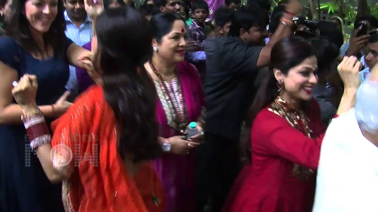 (VIDEO) Shilpa Shetty DANCE At Ganpati Visarjan 2014 - Shilpa Shetty Ganesh Chaturthi 2014