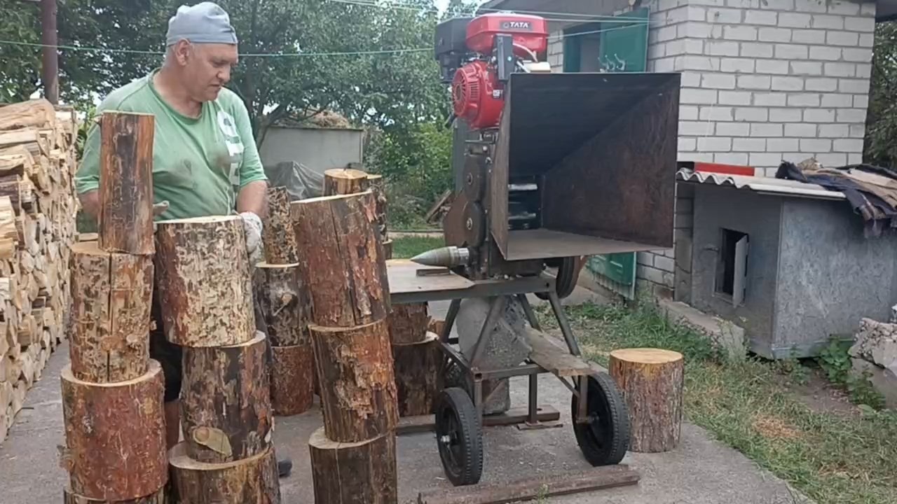 Рубка дров веткорубом10 08 2024р