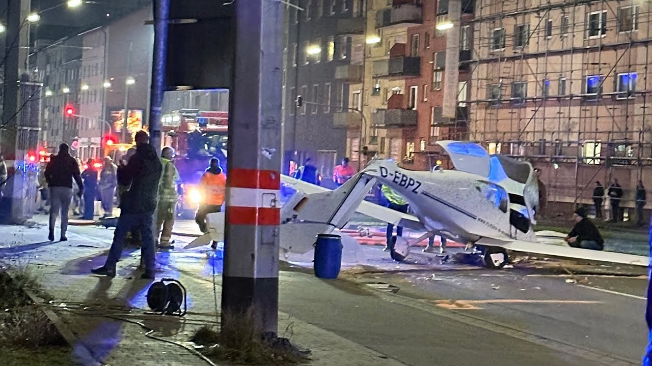 Ein Flugzeug ist in Neckarau Mannheim abgestürz