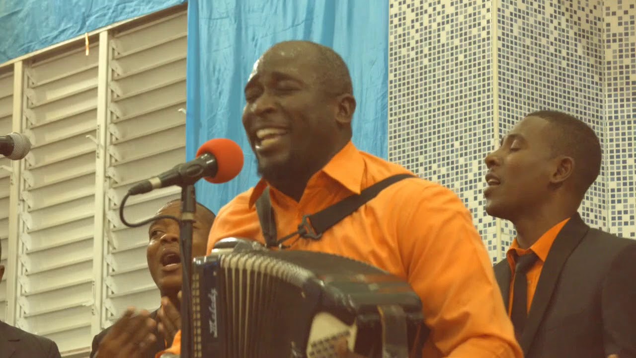 Mesye Alpha yo lage plizyè lòt kantik ankò, yo chante, yo danse, anpil pawòl; ou pa ka pa beni...