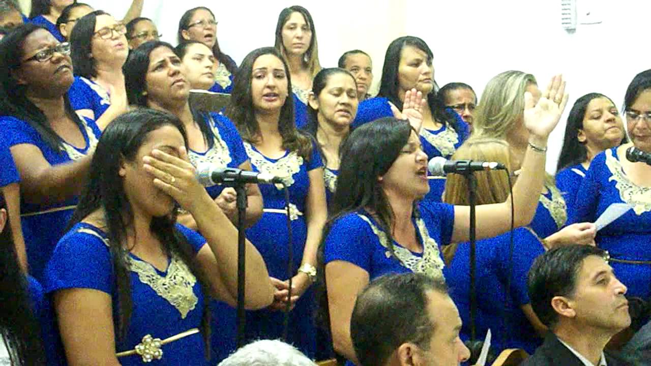 Irmãs cantando 