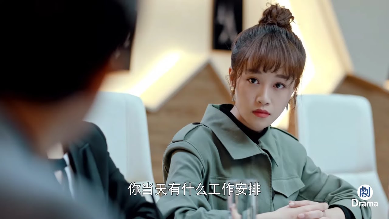上司罵下屬靠勾引董事長升職，怎料下屬冷笑：董事長的位置我三歲就坐過了