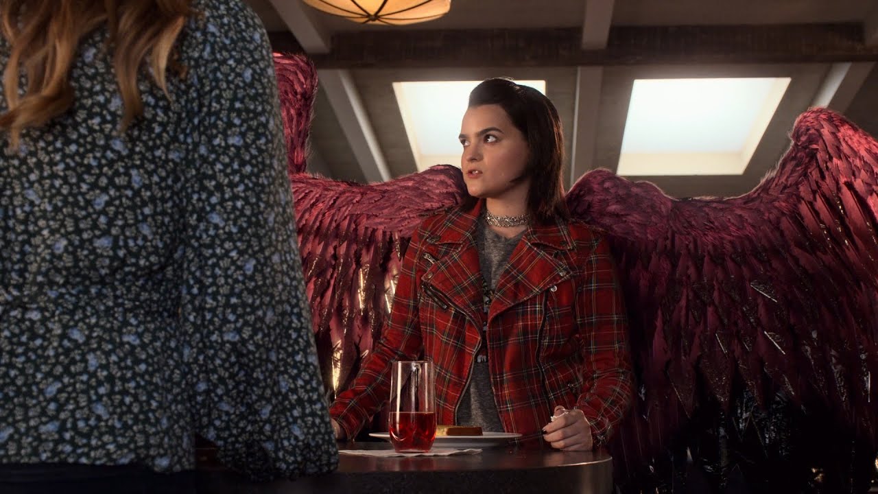 Rory kills a fly with her wings [subtitles], 4K 2160p, Lucifer S06 E07, HQ