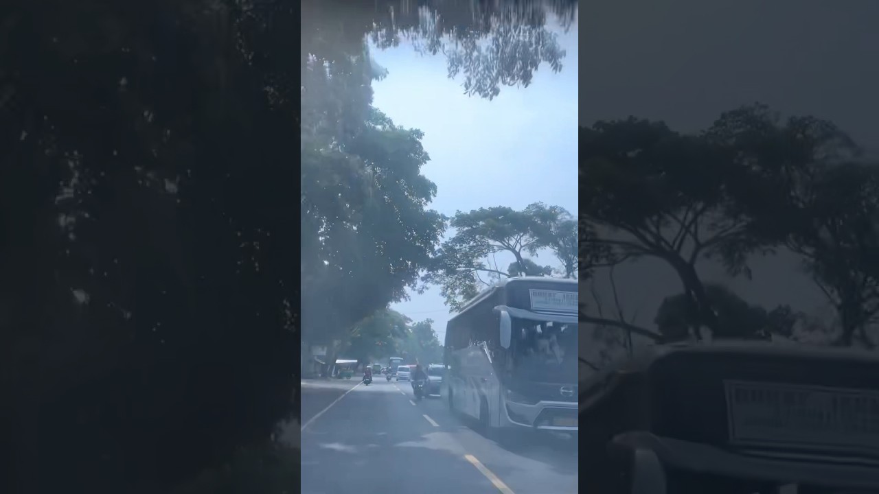 Bus MGI Vs Bus Karunia Bakti Meluncur Dijalan Raya Karang Tengah Cianjur