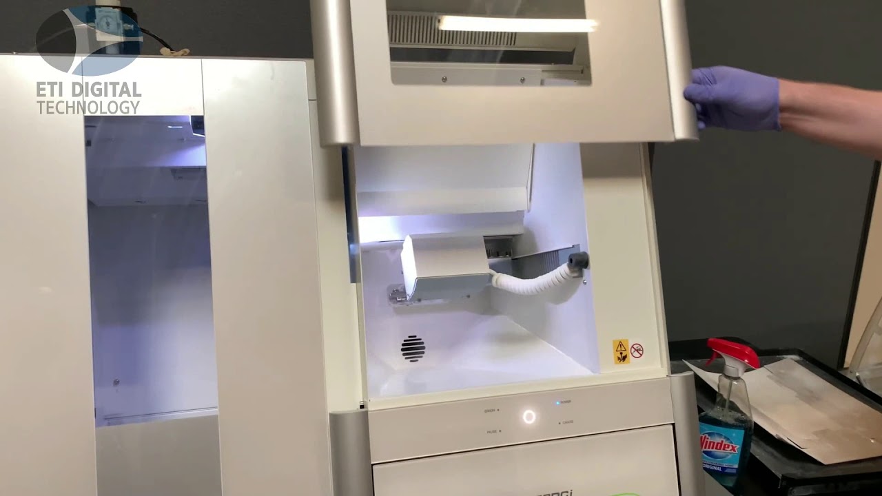 Cleaning of the Roland DWX Dry Milling Machine