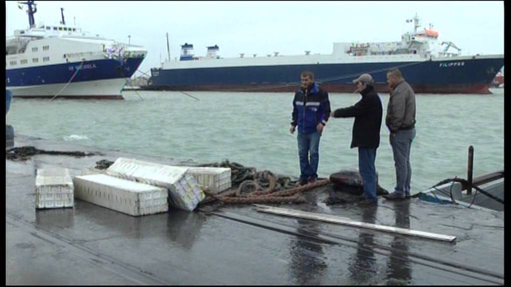 Durres, mbytet një anije në port