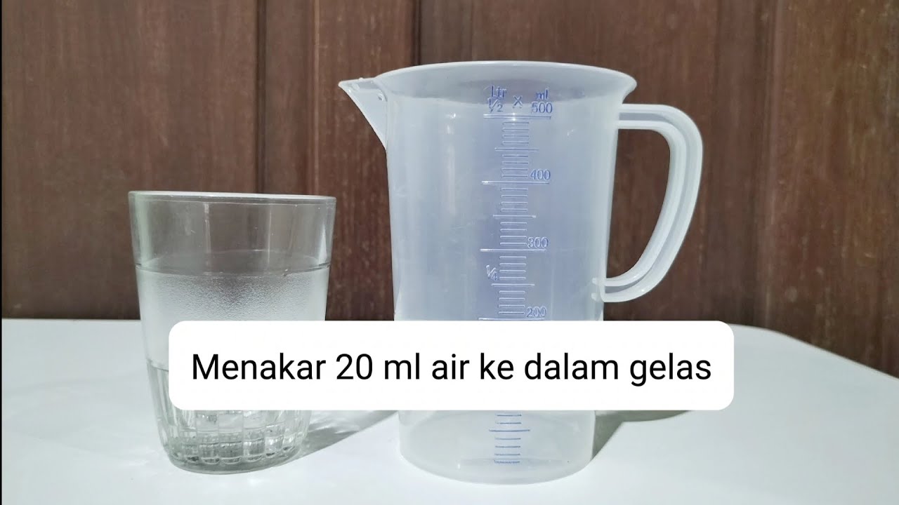 Menakar 20ml air ke dalam gelas