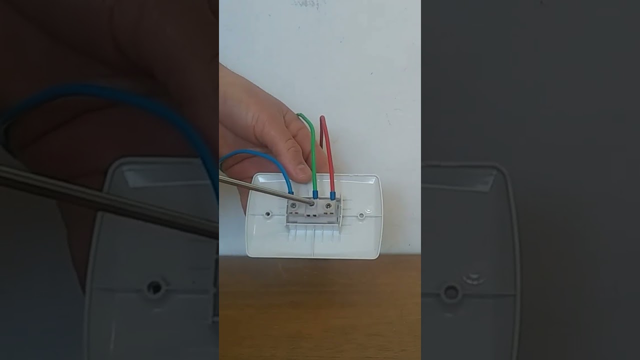 instala&ccedil;&atilde;o de tomada corretamente do lado direito neutro no meio aterramento no  esquerdo a fase