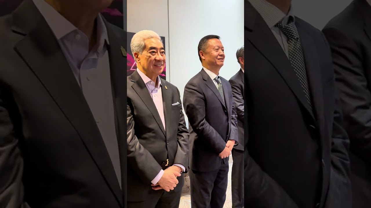 于魁智、李胜素大师到达多伦多市中心演出