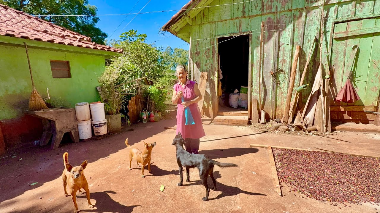 COM 82 ANOS DE IDADE D. MARIA VIVE UMA VIDA SIMPLES E FELIZ NA ROÇA…