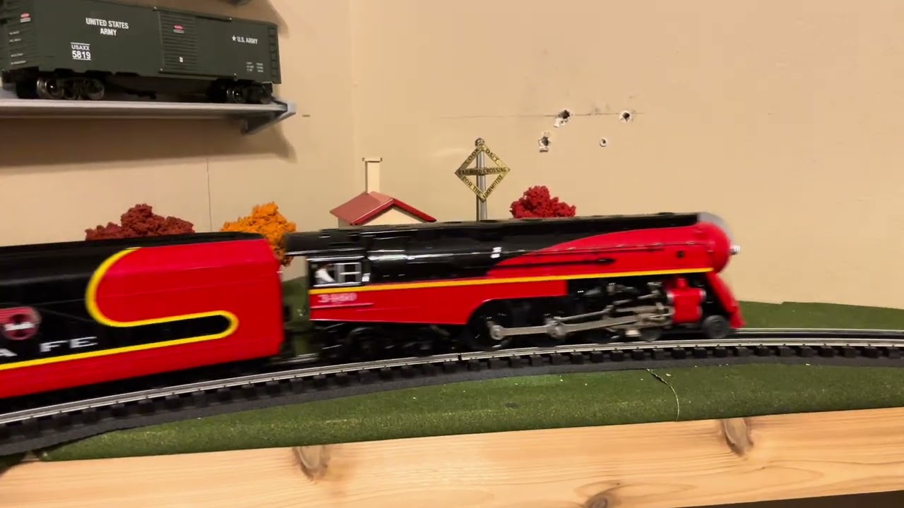 MTH Santa Fe Dreyfuss passenger train 