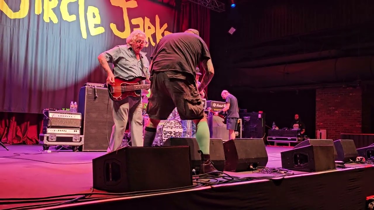 CIRCLE JERKS ВЫСТУПАЮТ ВЖИВУЮ В ЛАС-ВЕГАСЕ, НЕВАДА, В BROOKLYN BOWL 24.05.26 (Большая драка в сер...